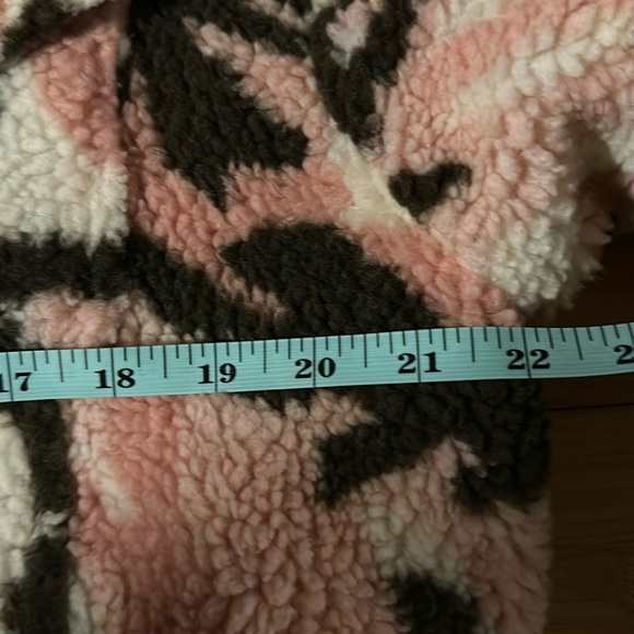 APPARIS women’s Theresa Camo Faux Shearling Jacket Pink - Picture 12 of 16